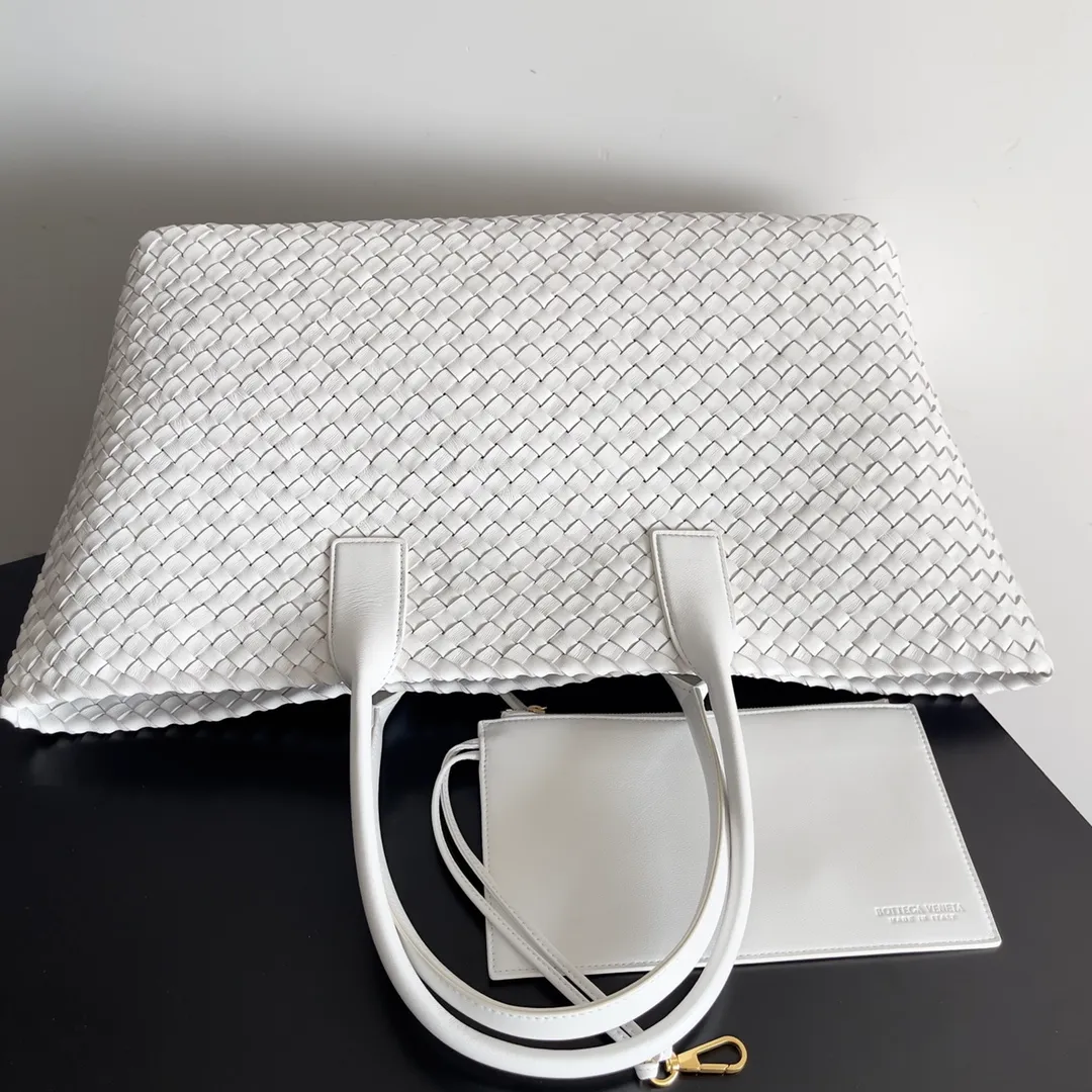 Batch 2860 Classic returns... (large size 51cm) • Cabat, born in 2001, is one of the most iconic styles of the Bottega Veneta workshop. The whole bag is made of top-grade imported lambskin. There is no exposed logo on the whole bag, but with the classic wide woven elements, you can tell who it belongs to at a glance! Can be carried on one shoulder, very practical! Style number: 608811 Size: 51*18*28